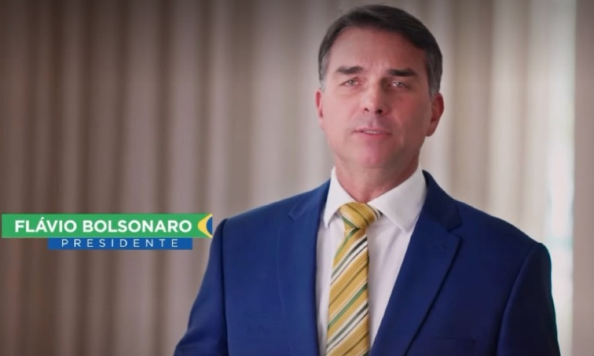 Flávio se identifica como presidente e faz pronunciamento à nação