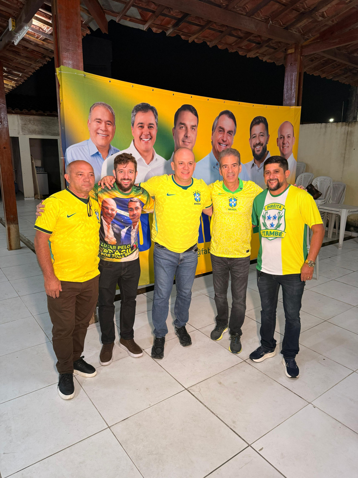 Coronel Feitosa e Cabo Gilberto Silva promovem sessão do documentário sobre a vida de Bolsonaro em Itambé