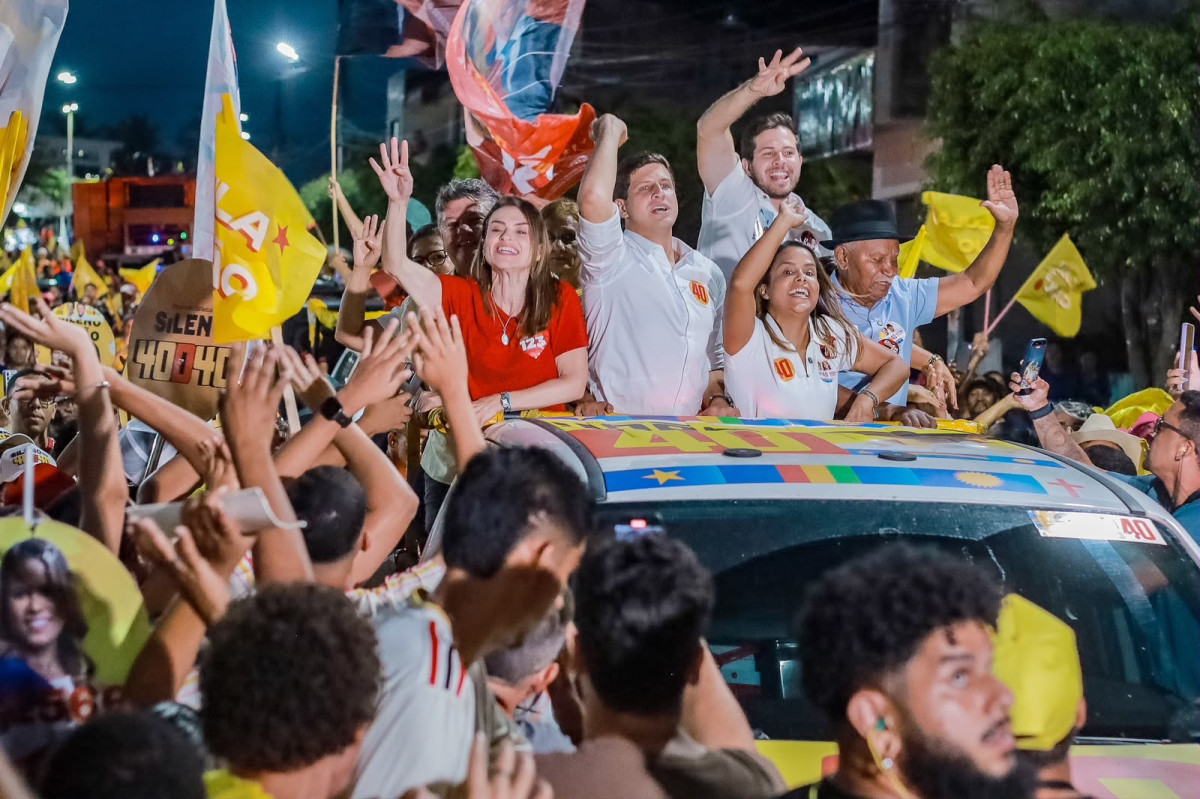 Com João Campos e Marília Arraes, Cássia do Moinho comanda grande carreata em Lagoa de Itaenga
