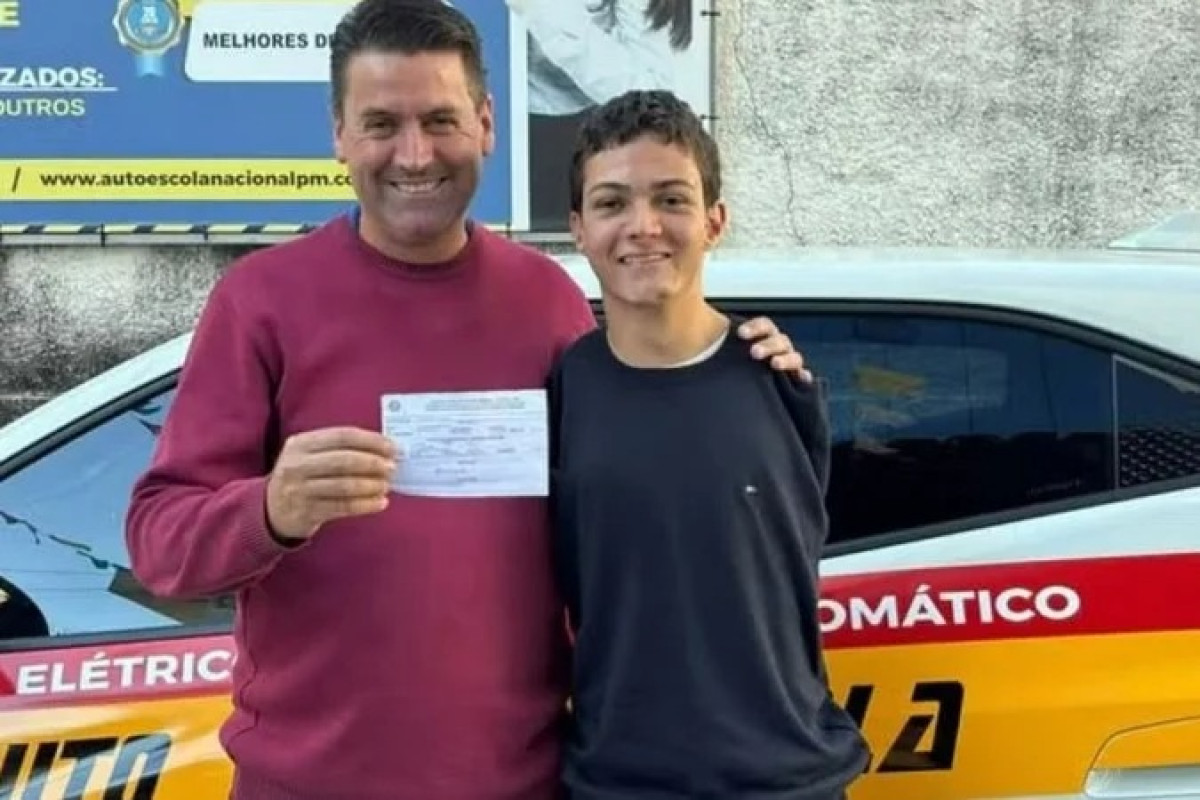 Nascido sem os braços, jovem de MG conquista CNH e dirige usando os pés