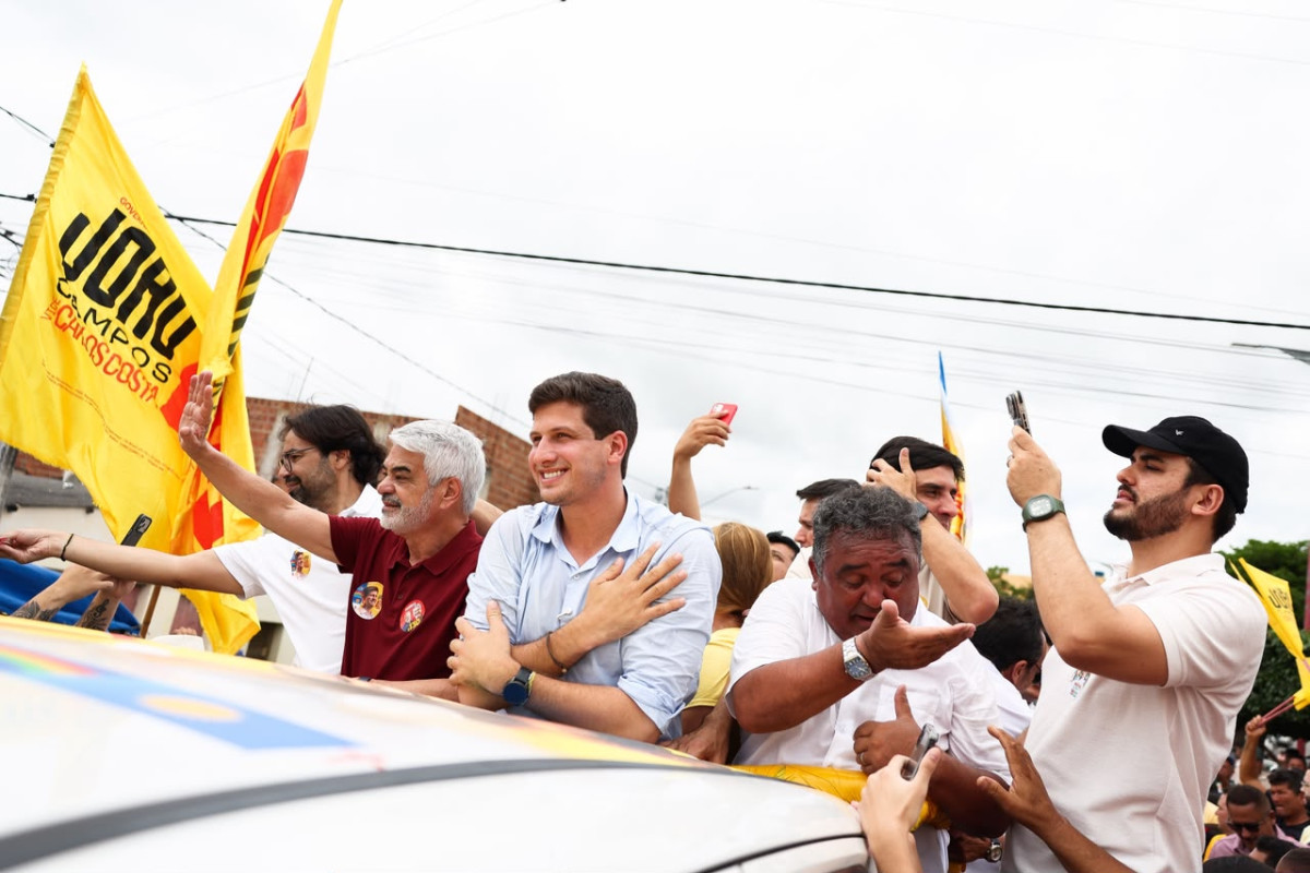 João Campos percorre feiras de Lagoa dos Gatos e Vertentes e realiza mini carreata no Agreste