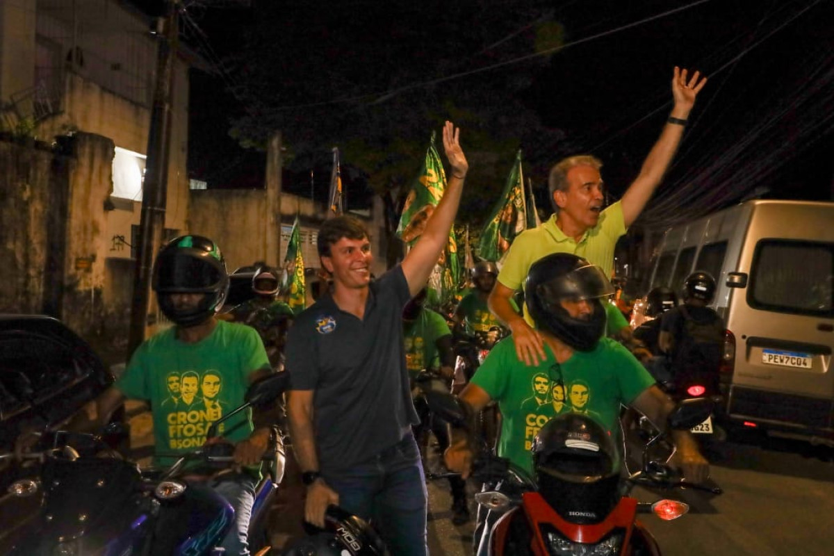 Miguel Coelho chega de moto e reforça parceria com Alberto Feitosa em encontro no Arruda