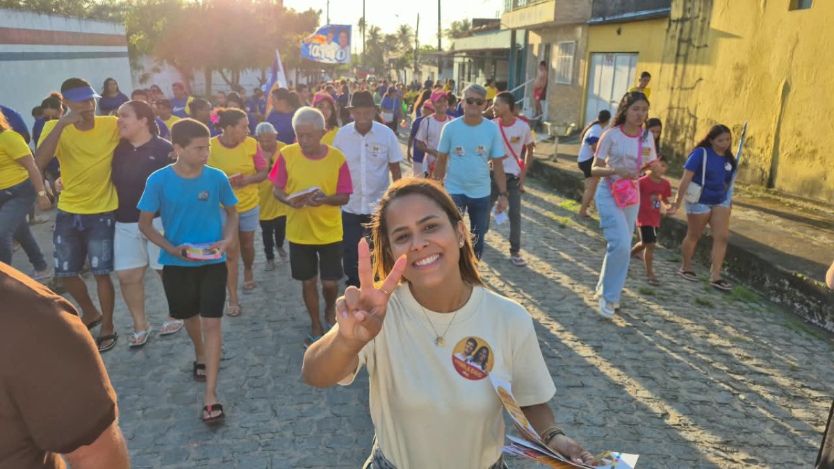Ao lado de Botafogo, Cássia do Moinho realiza caminhada porta a porta em Carpina