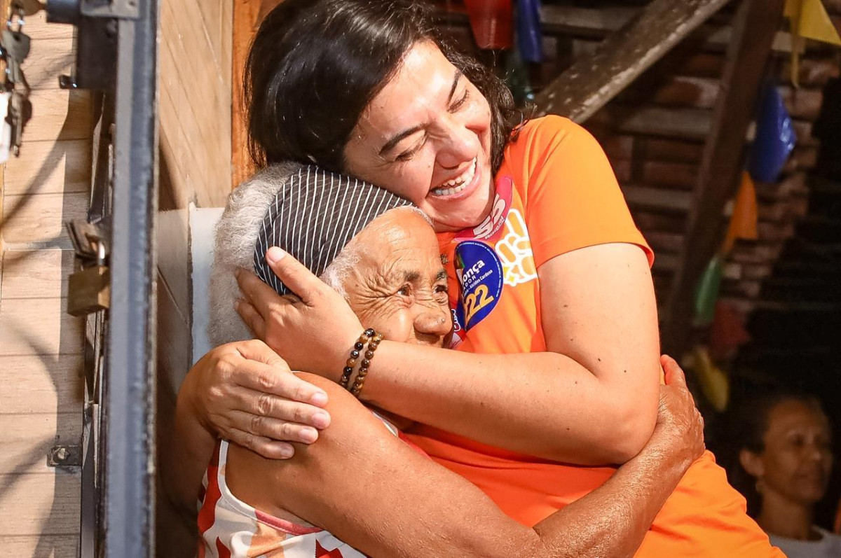 Viviane Facundes percorreu ruas do bairro Santa Luzia em caminhada de campanha