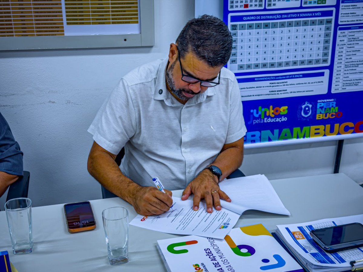 Sandro Advogado recebe mais dois ônibus escolares para Chã Grande em parceria com o Governo de PE
