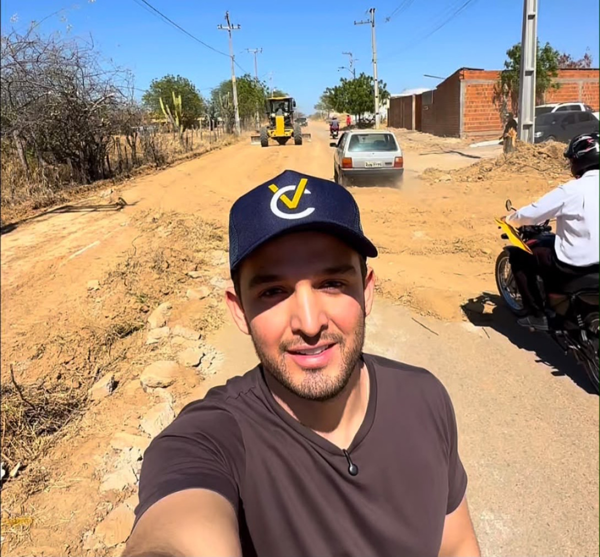 Victor Coelho acompanha avanço da obra da Avenida Tamboril, que vai transformar área de expansão de Ouricuri
