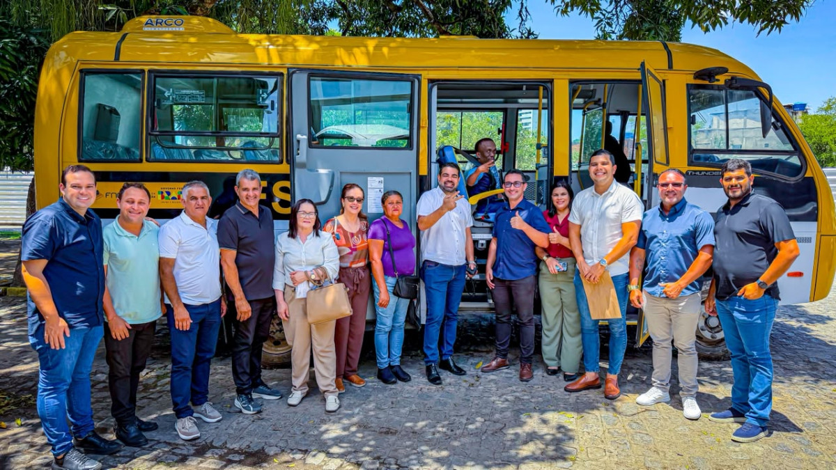 Prefeito Sandro Advogado recebe mais dois ônibus escolares para Chã Grande