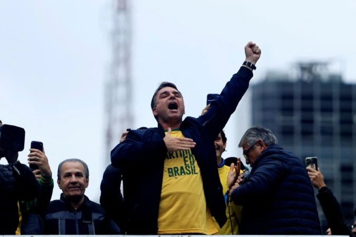 Flávio Bolsonaro é investigado em inquérito do financiamento de Dark Horse