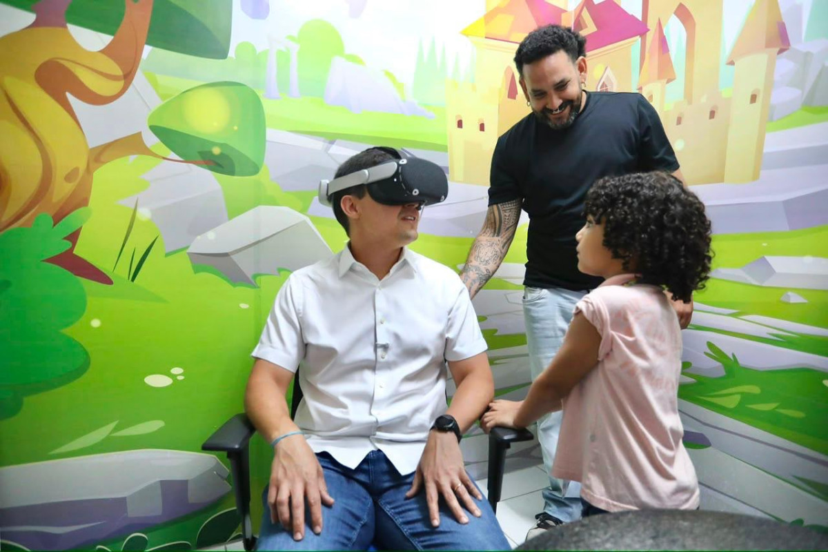 Recife avança com vacinação para crianças neurodivergentes com sala que utiliza realidade virtual
