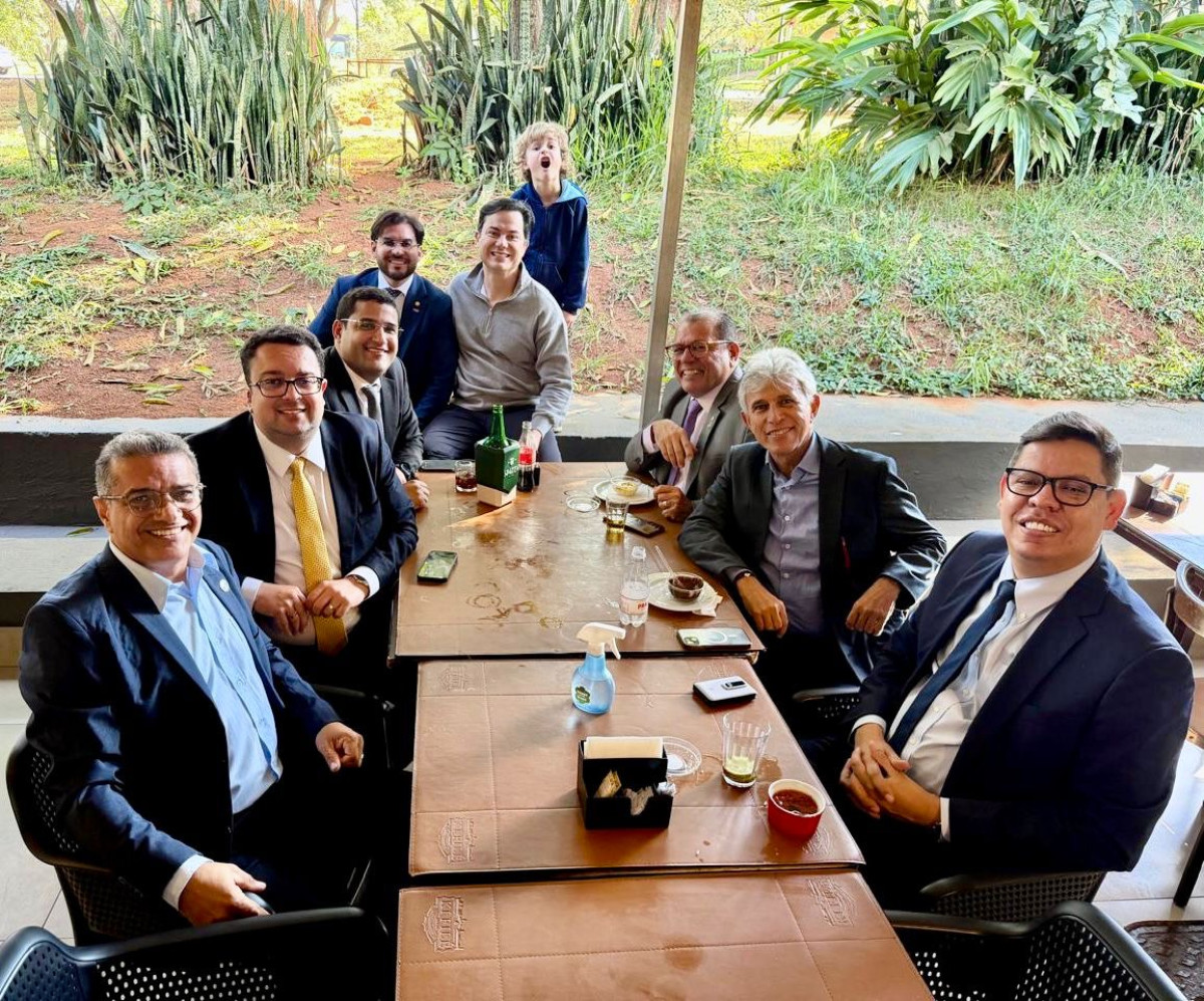 Aniversário do Embaixador Aristeu Plácido reúne amigos em almoço descontraído em Brasília