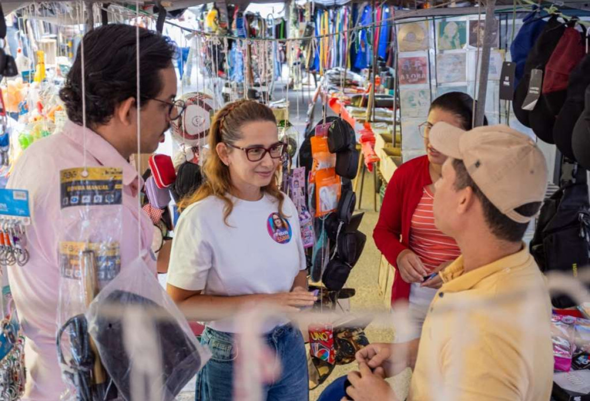 Débora Almeida realiza escuta popular na feira de Águas Belas e encerra agenda em encontro com lideranças no Recife