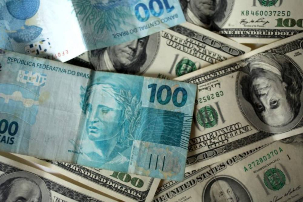 Dólar fica estável e Ibovespa cai com juros e eleição no Brasil