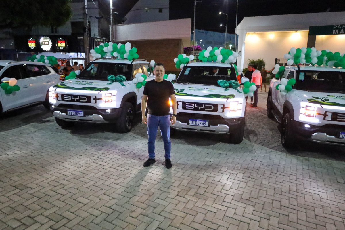 Prefeito de Toritama Sérgio Colin entrega quatro novos veículos híbridos e elétricos para frota da educação