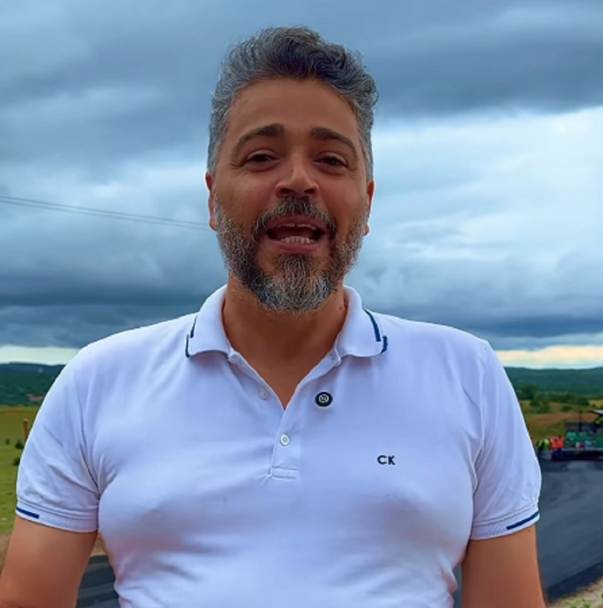 Asfalto avança em Vertentes do Lério e prefeito Histênio Sales celebra: “Sonho antigo saindo do papel"