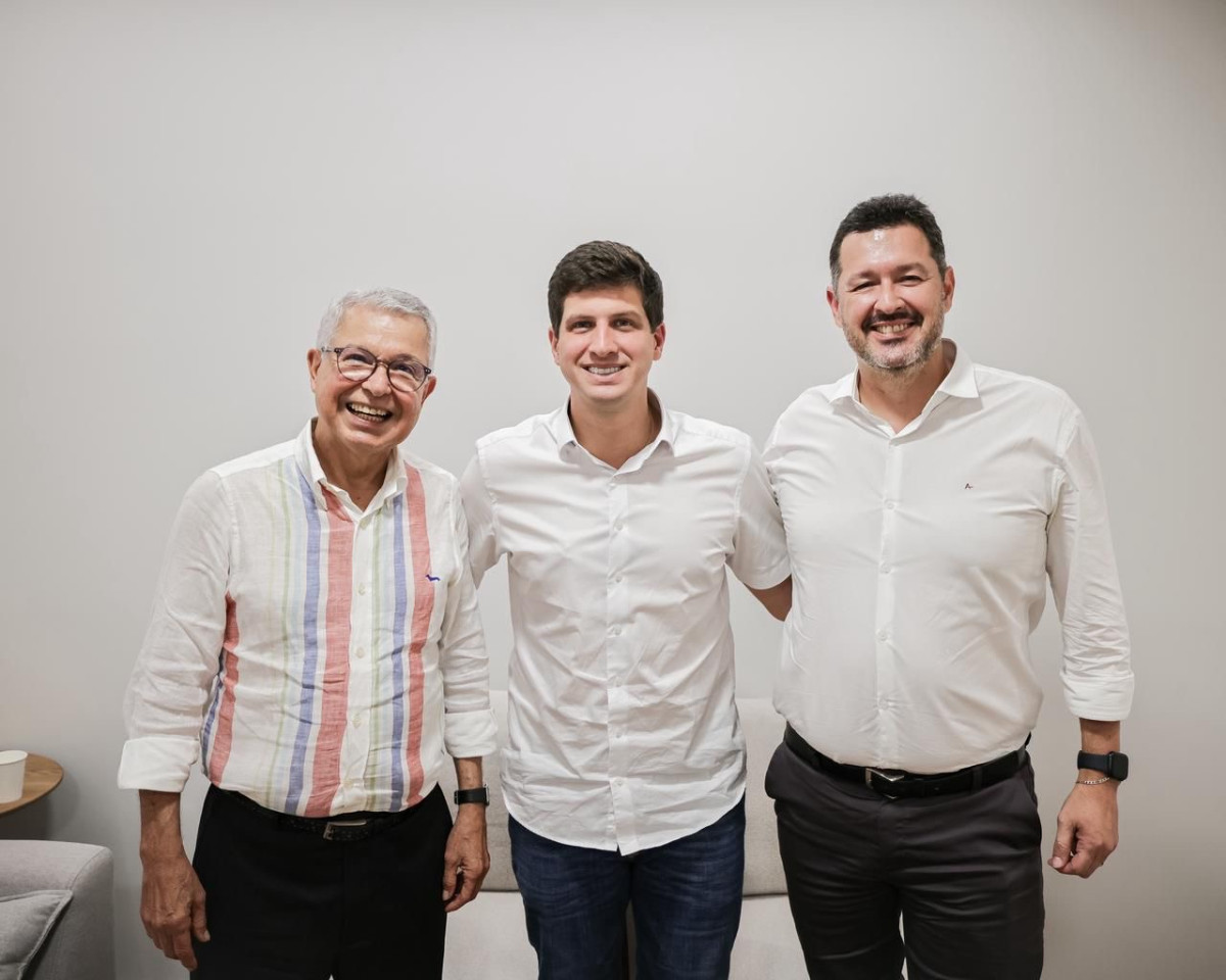 João Campos amplia alianças e recebe o apoio de Elias e Betinho Gomes