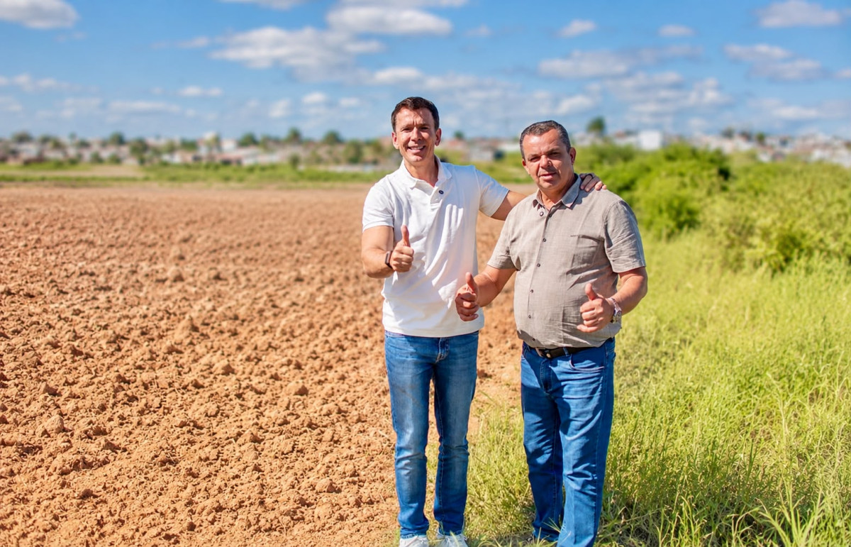 Felipe Carreras, Erivaldo Chagas e vereadores visitam terreno onde será construída nova UPA de Lajedo