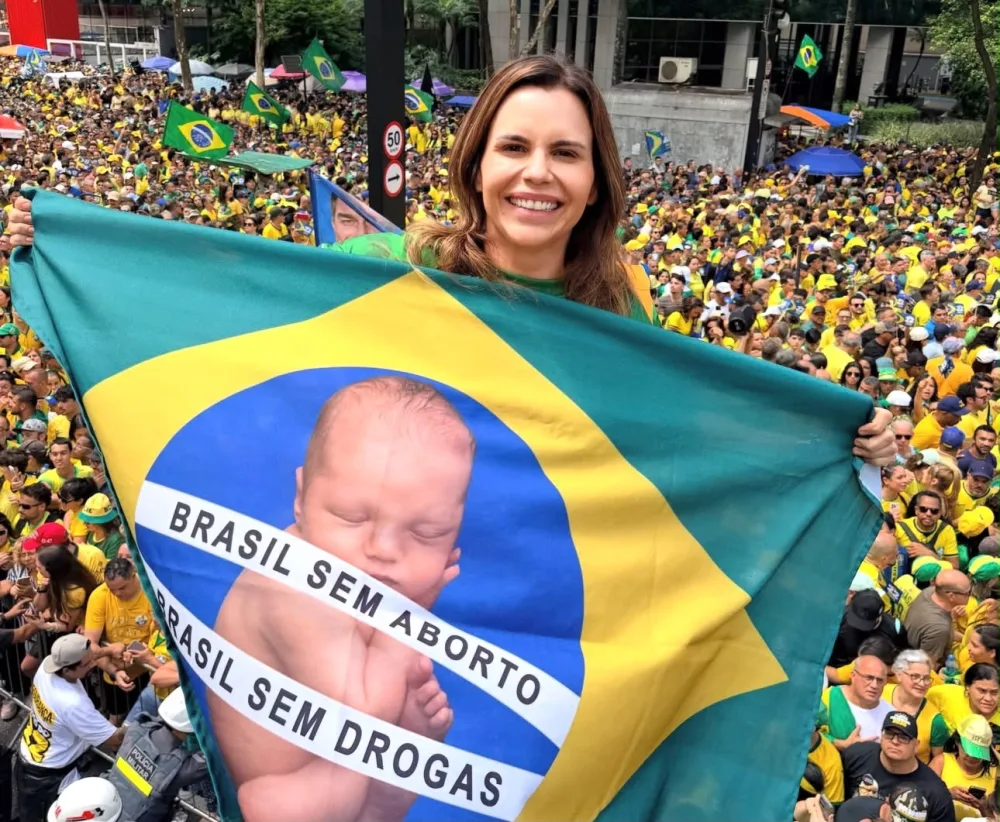 Clarissa Tércio leva força da direita pernambucana à Avenida Paulista em ato de apoio a Flávio Bolsonaro