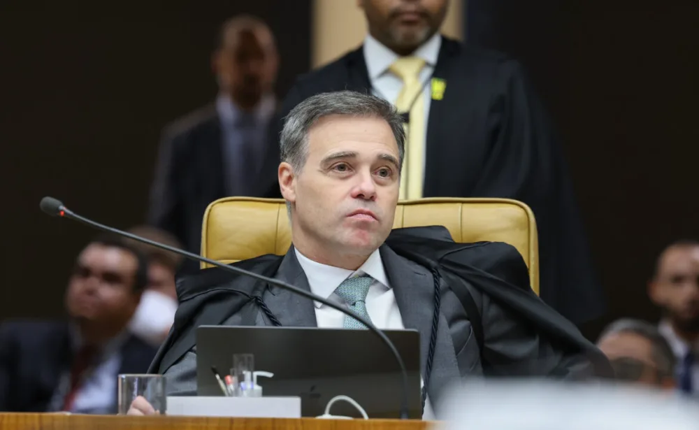 Mendonça manda remover posts que dizem que Lula jogou bandeira do Brasil no chão