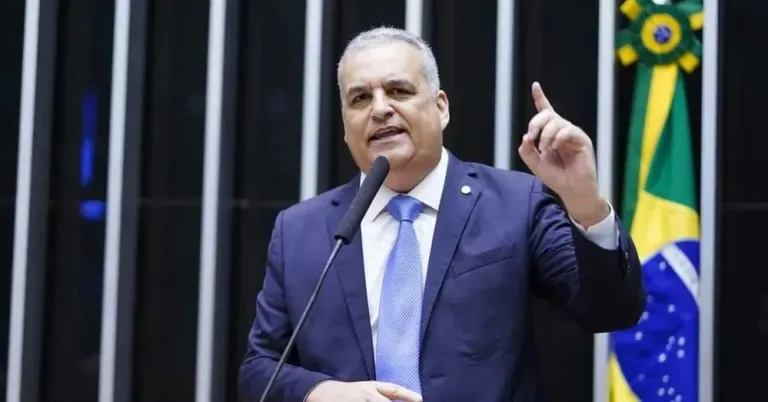 Flávio Bolsonaro pede retirada de publicações de Erika Hilton sobre candidato a vice
