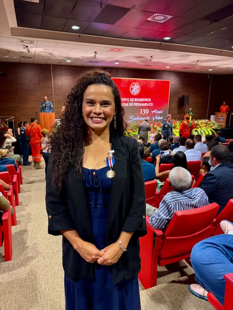 PREFEITA LUCIELLE LAURENTINO RECEBE HONRARIA DO CORPO DE BOMBEIROS DE PERNAMBUCO