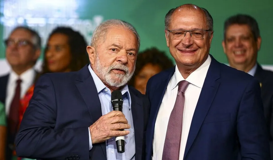 TSE recebe denúncia de rede de fake news do PT para atacar Flávio