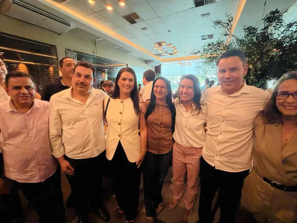 Eleita deputada federal, Juliana de Chaparral participa de almoço com Raquel Lyra e aliados