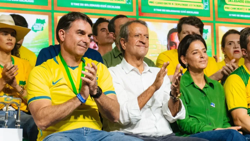 Flávio promete crédito e creches para vítimas de violência