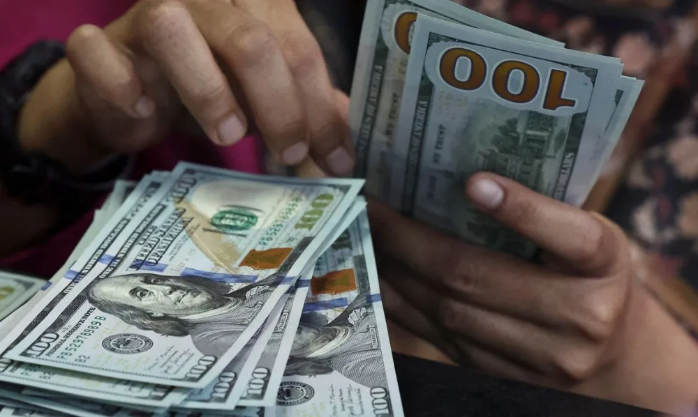 Dólar fecha abaixo de R$ 5 pela primeira vez desde maio