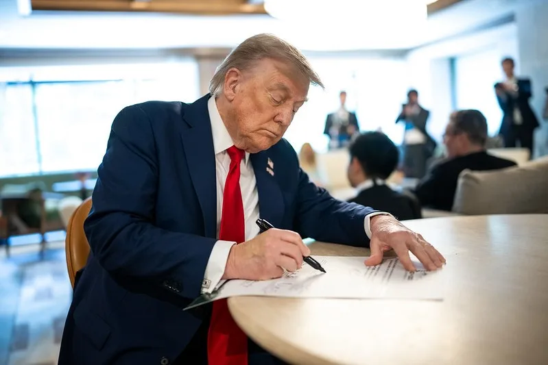 Trump anuncia decreto para renomear IA como “Superinteligência”
