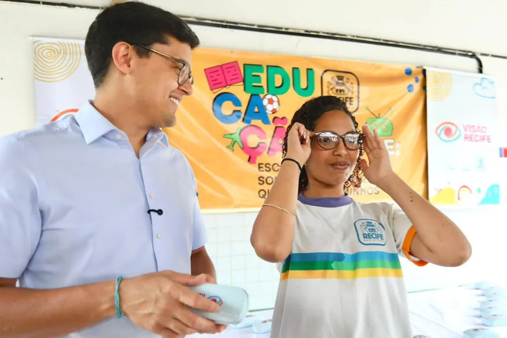 Visão Recife entrega óculos e amplia cuidado com a saúde de estudantes da Rede Municipal