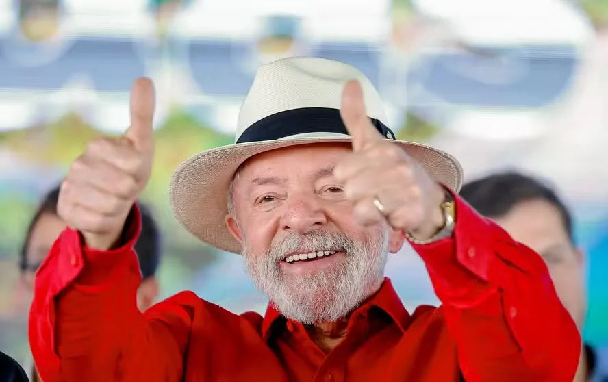 Lula vota em São Bernardo do Campo acompanhado de aliados