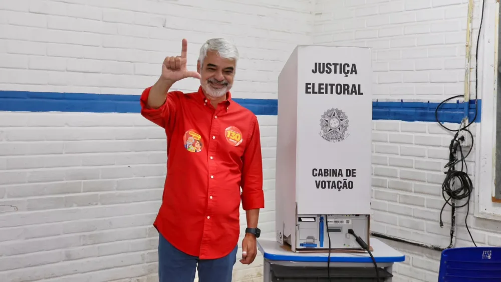 Humberto Costa vota acompanhado do neto e da chapa da Frente Popular no Recife