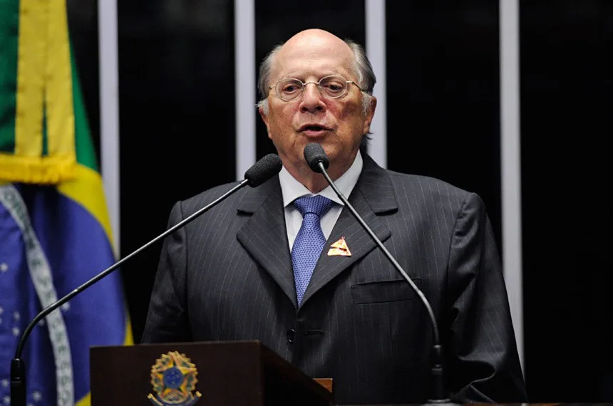 Autor de pedido de impeachment de Dilma critica Flávio Bolsonaro e defende voto em Lula