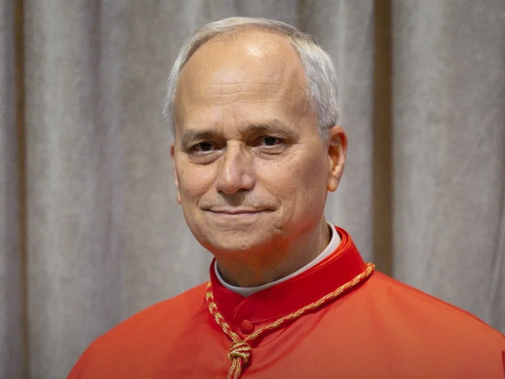 Vaticano confirma internação de Leão XIV para cirurgia no pulmão