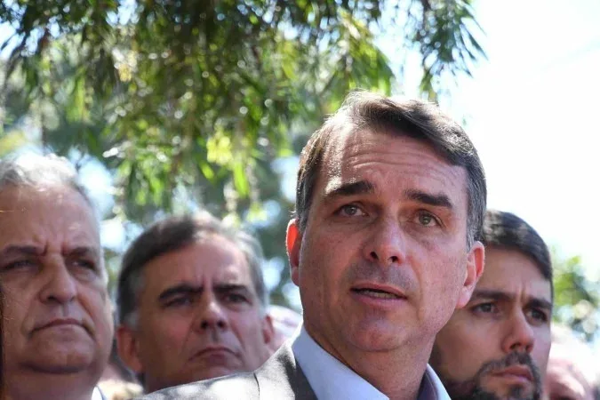 Flávio Bolsonaro defende fim da reeleição já em seu mandato caso eleito