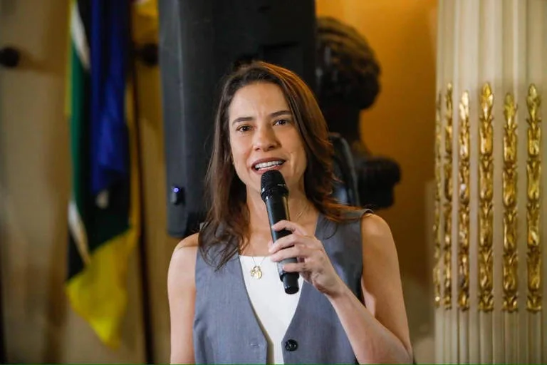 Coluna da segunda-feira: Raquel Lyra acompanha articulações para a nova Mesa Diretora da Alepe