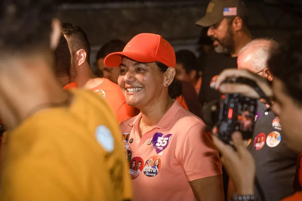 Viviane Facundes realiza Porta a Porta na Rua da Batatinha, em Gravatá