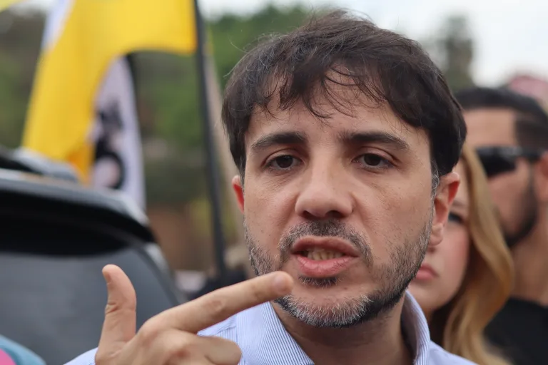 Renan Santos diz que eleitores dele que votarem em Flávio vão ‘pagar mico’