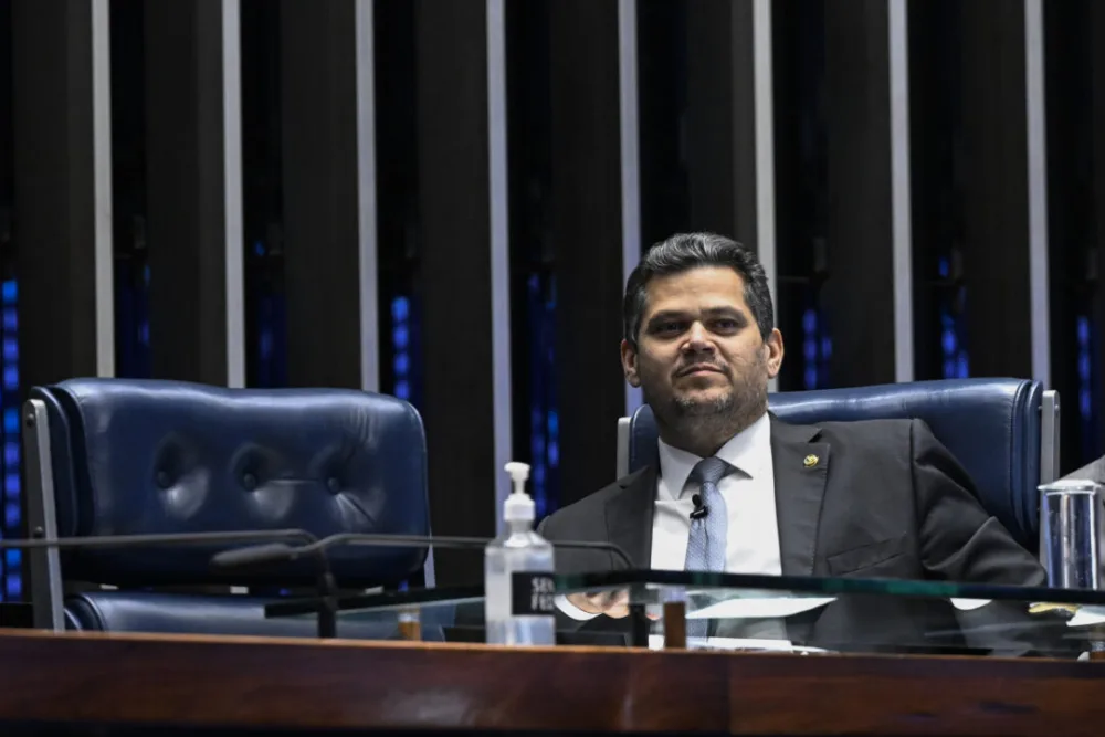 Alcolumbre usa gabinetes e apartamentos funcionais para ficar no cargo