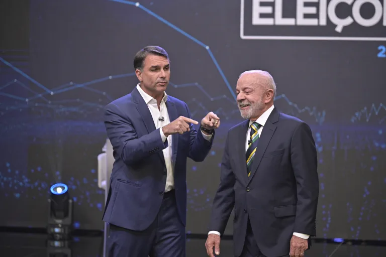Quaest: Flávio Bolsonaro lidera com 45%, contra 44% de Lula no 2º turno