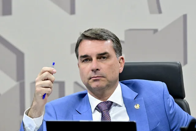 MPE defende suspensão das redes de servidor da Secom por posts sobre Flávio