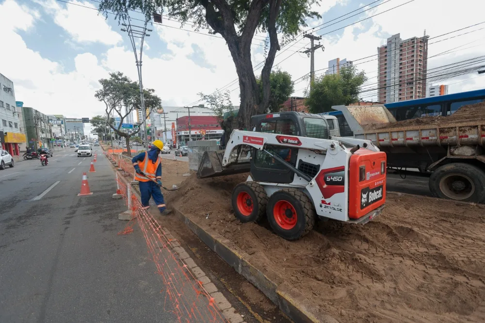 Novo canteiro da Avenida Agamenon Magalhães começa a ganhar forma com a requalificação realizada pela Prefeitura de Caruaru