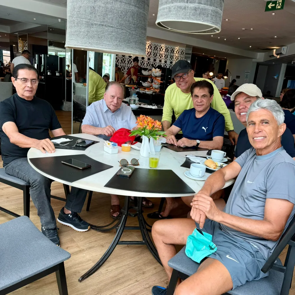 Café da manhã reúne amigos e conversa sobre eleições