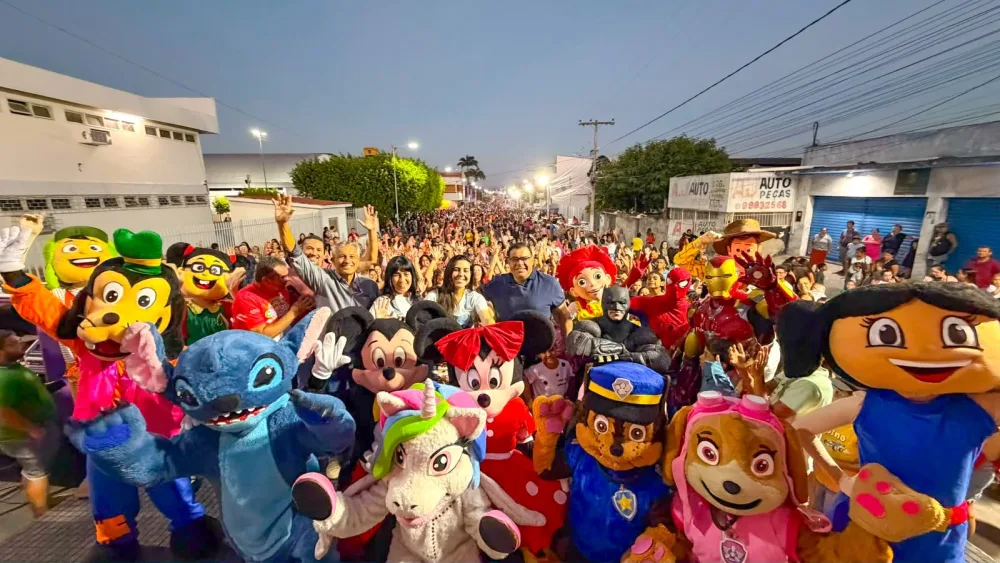 Com diversos parques, distribuição de lanches e presentes, a gestão Israel Ferreira realiza a maior festa das crianças da história de Vertentes