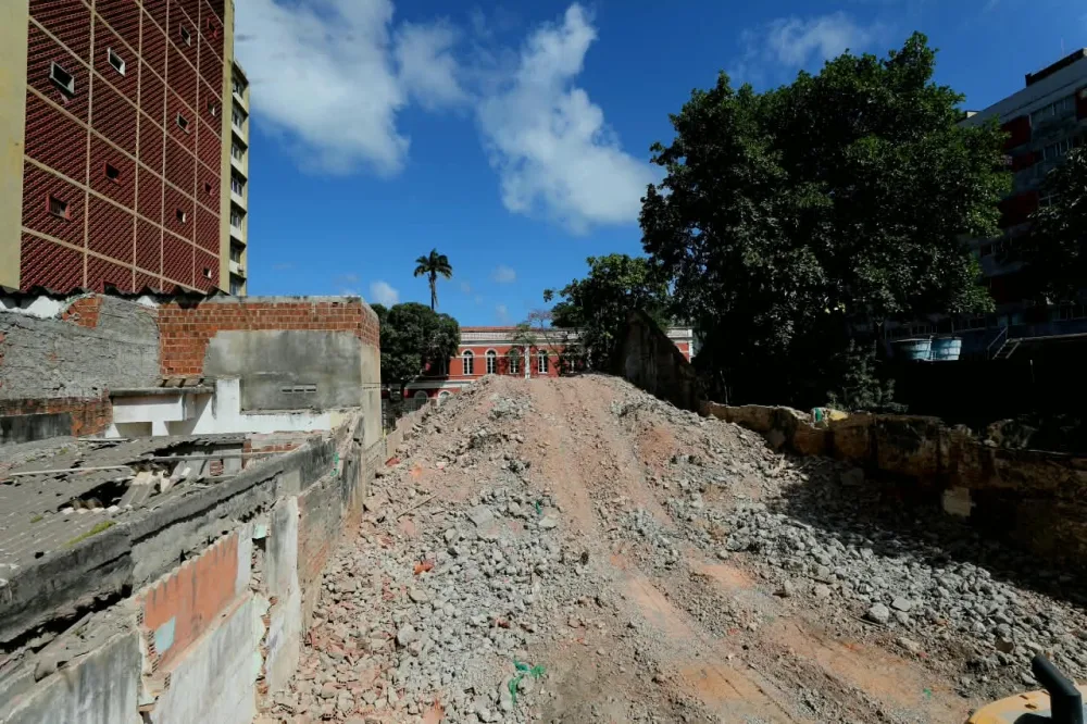 Prefeitura inicia última etapa da demolição do edifício na Rua da União