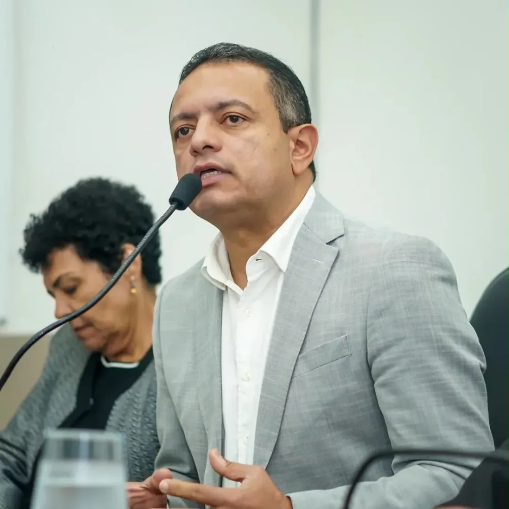 Justiça Eleitoral determina retirada de adesivos de Leo do Ar em carros de aplicativos de transporte