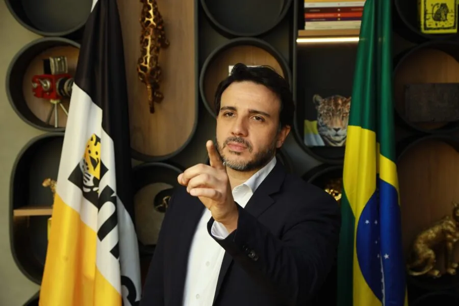 Renan Santos critica Cury por abandonar neutralidade e apoiar Flávio
