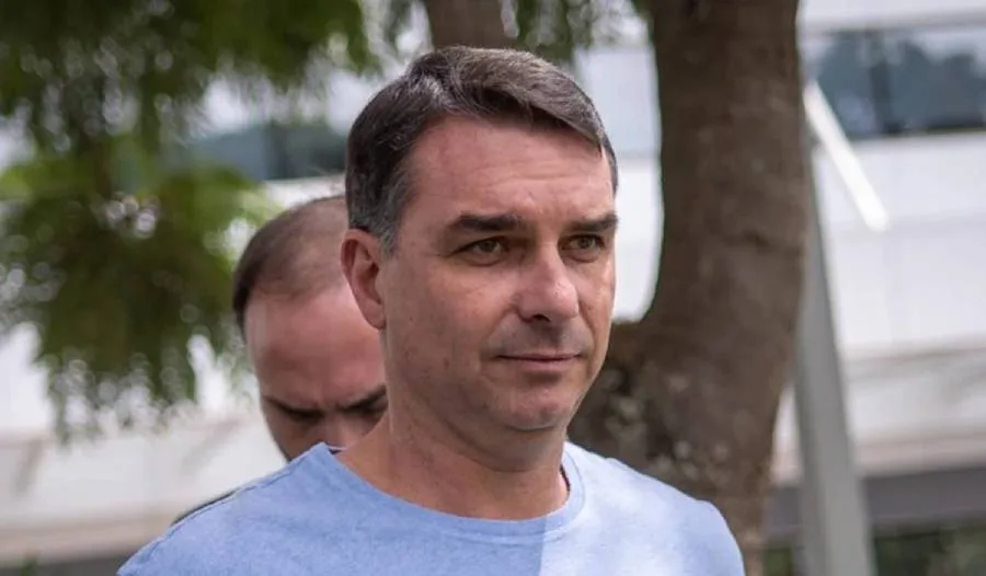 Flávio Bolsonaro recua e confirma participação em debate da Band