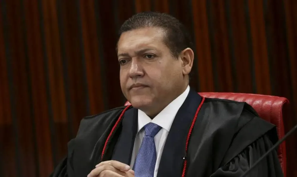 Presidente do TSE se reúne com Meta após IA permitir imagens de Flávio e restringir as de Lula