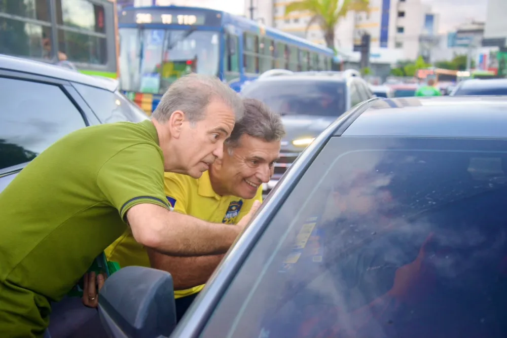 Coronéis Meira e Feitosa fazem grande panfletagem na Avenida Agamenon Magalhães